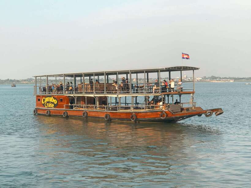 Phnom Penh: Mekong Sunset Dinner Cruise with Live Music - Choosing between the 5pm sunset cruise and 7pm city lights cruise