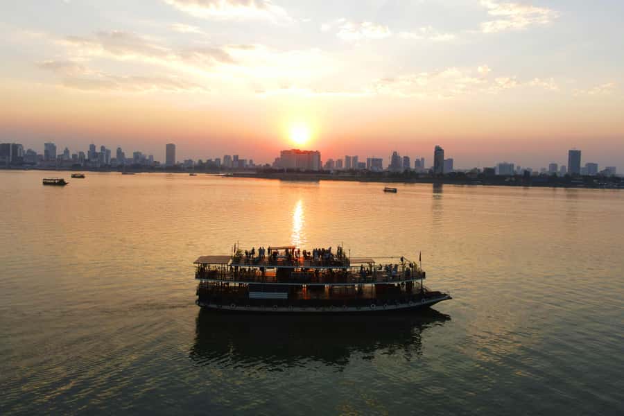 Phnom Penh: Sunset Dinner Cruise with English Speaking Guide - Phnom Penh at 5pm, when the river takes over