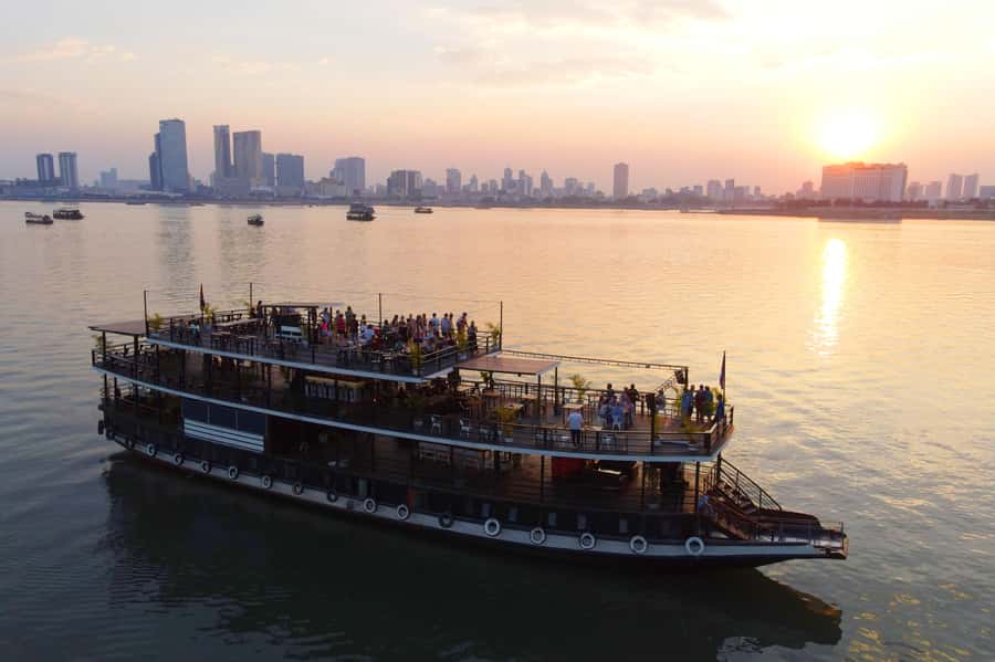 Phnom Penh: Sunset Dinner Cruise with English Speaking Guide - Royal Palace views from the Mekong