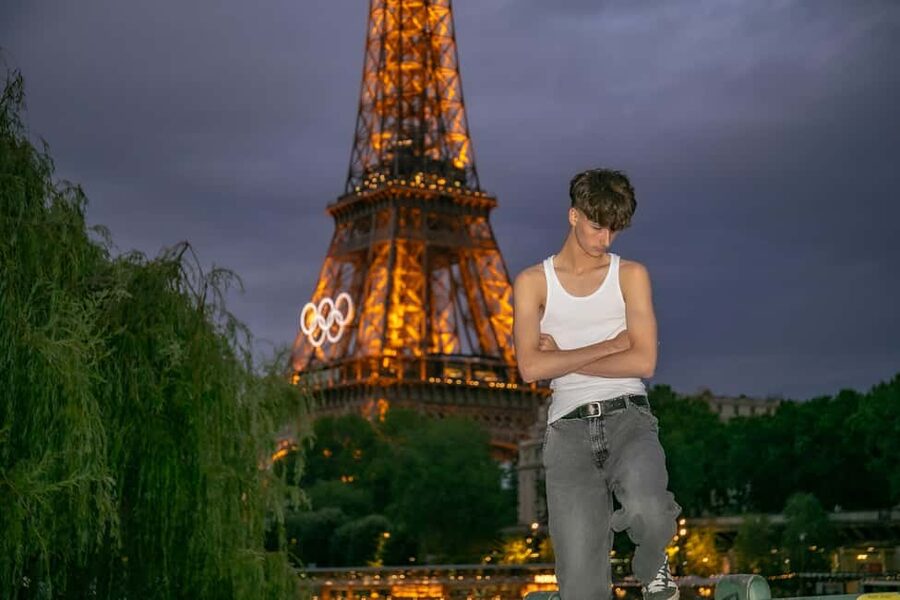 Photo session for couples with flowers around Eiffel tower - Key points at a glance