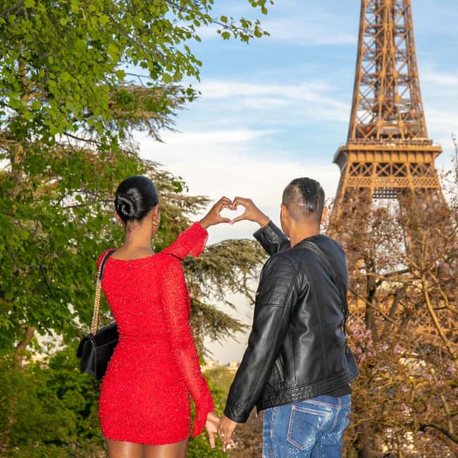 Photo session for couples with flowers around Eiffel tower - A note on the photographer and personal service
