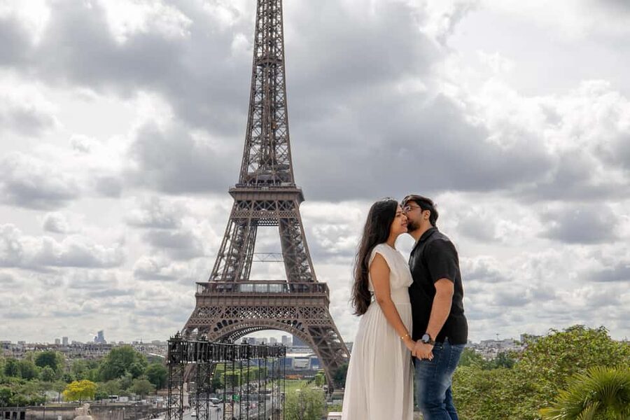 Photo session for couples with flowers around Eiffel tower - Why Trocadero is the right place for couple photos