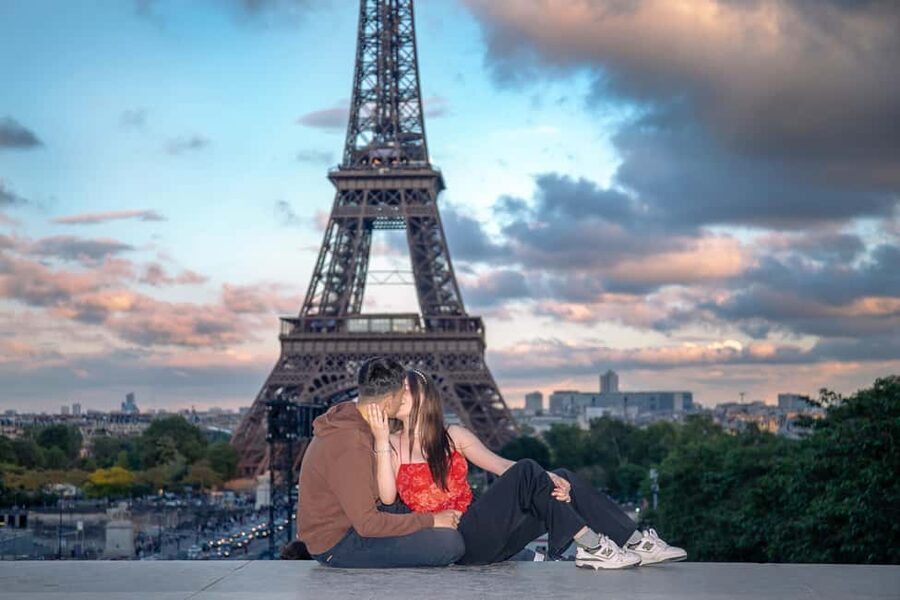 Photo session for couples with flowers around Eiffel tower - The value of professional posing help