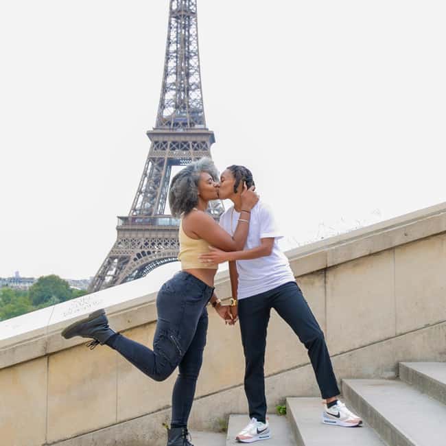 Photo session for couples with flowers around Eiffel tower - The photos you receive after the session