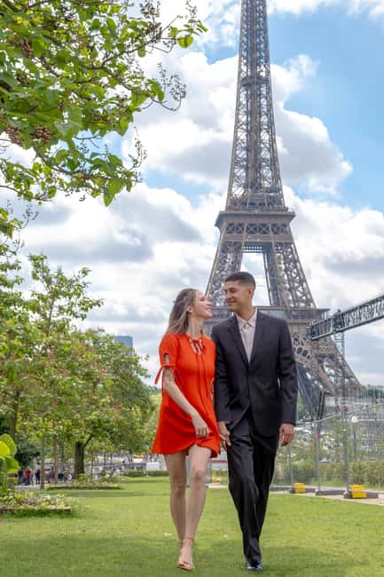 Photo session for couples with flowers around Eiffel tower - What the $165 price means for a couple
