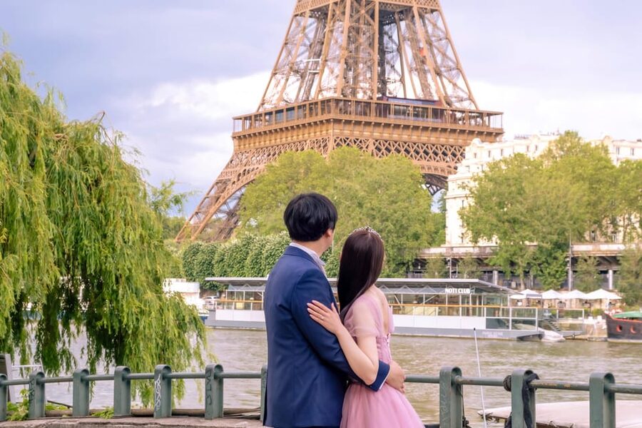 Photo session for couples with flowers around Eiffel tower - How to prepare for better Eiffel Tower portraits