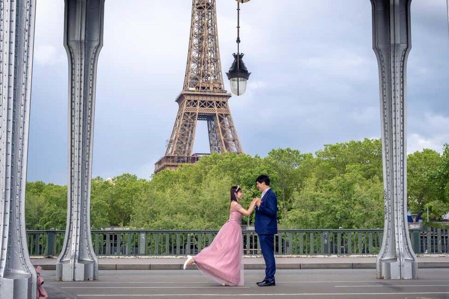Photo session for couples with flowers around Eiffel tower - Who will enjoy this private photo session