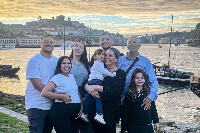 Photoshoot Session for Solo, Couples and Groups in Porto area - 150 unedited images and five finished photographs