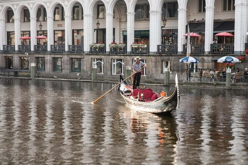 Private Alster Lake romantic Tour in a Real Venetian Gondola - The opening stretch across the Alster