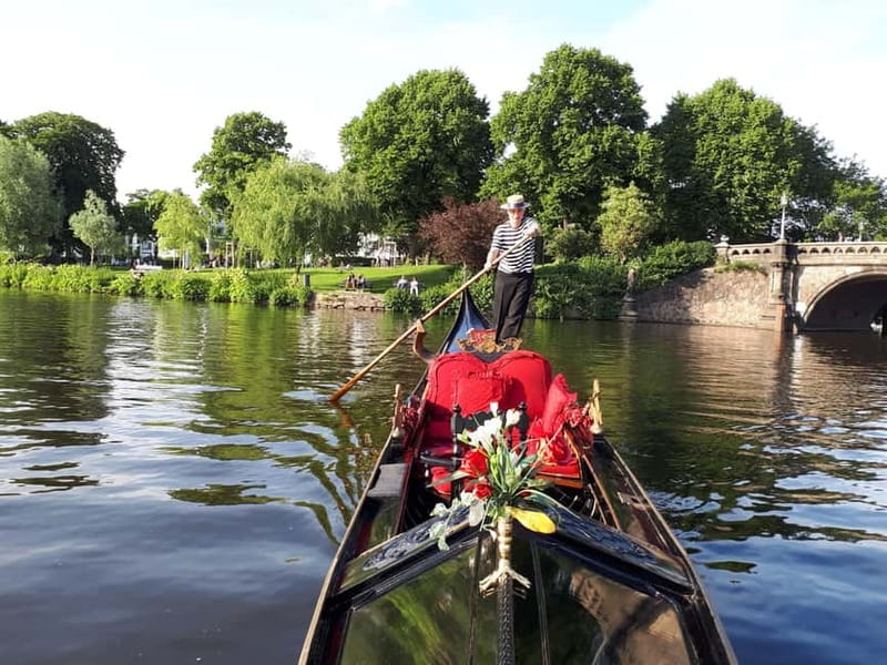 Private Alster Lake romantic Tour in a Real Venetian Gondola - The Binnenalster fountain up close