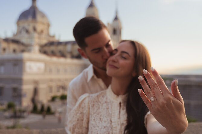 Private Photo Session Tour for Couples in Madrid - Key points at a glance