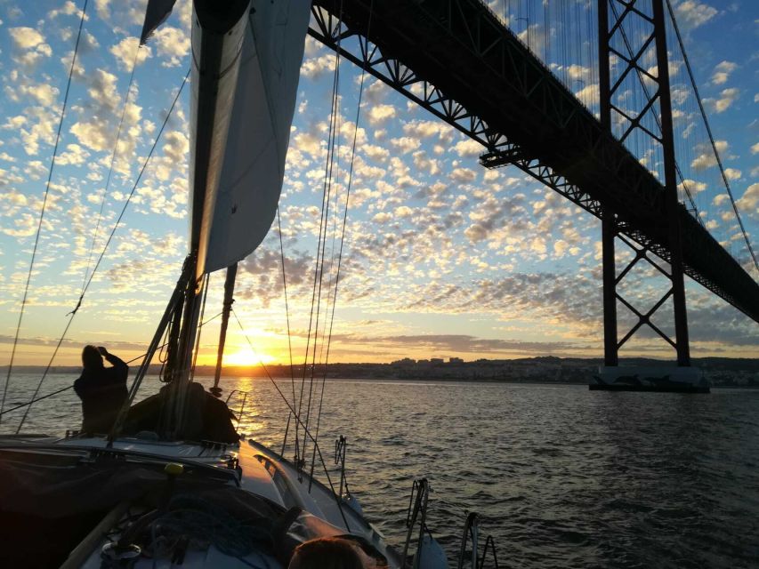 Private Romantic cruise with sparkling wine- 2-Hour- Lisbon - What is not included