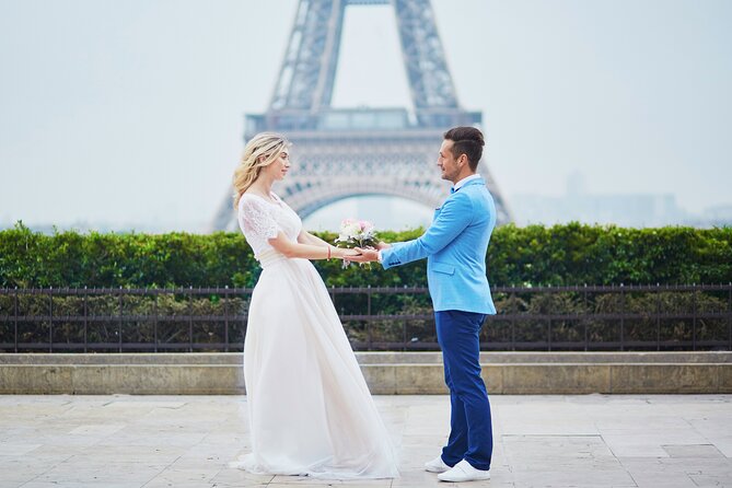 Private Romantic Photoshoot in Paris with Bouquet of Flowers - Who will enjoy this Eiffel Tower photoshoot?