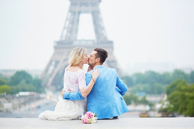 Private Romantic Photoshoot in Paris with Bouquet of Flowers - What the private format changes