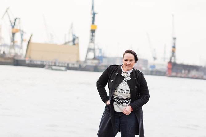 Private Romantic Urban & Street Photoshoot - Hohe Brücke and traces of old Hamburg