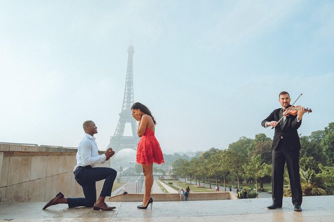 Proposal Photographer in Paris - A private proposal with Paris doing the heavy lifting