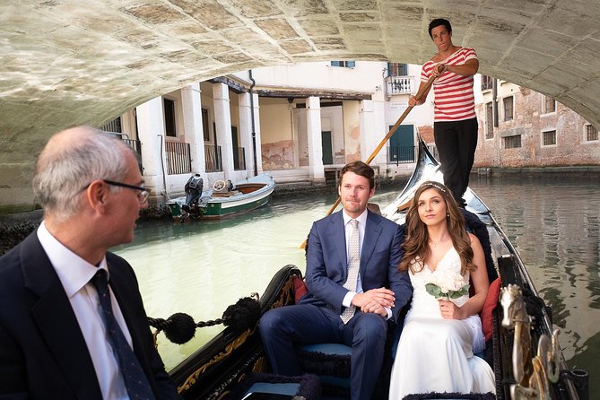 Renew your wedding vows on a romantic gondola - What the bouquet and certificate add