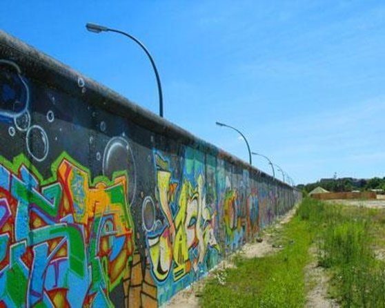 Romantic Berlin Rickshaw City and Photo Tour - incl. pick-up - A private view of Berlin from the Brandenburg Gate