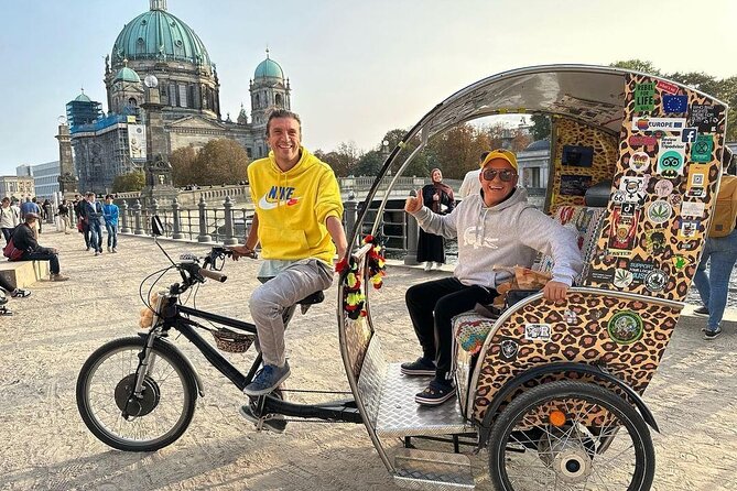Romantic Berlin Rickshaw City and Photo Tour - incl. pick-up - Reichstag and the scars of German politics