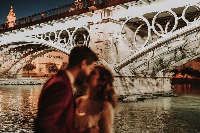 Romantic boat ride 90 min with Möet Chandon - From San Telmo to the Costurero de la Reina