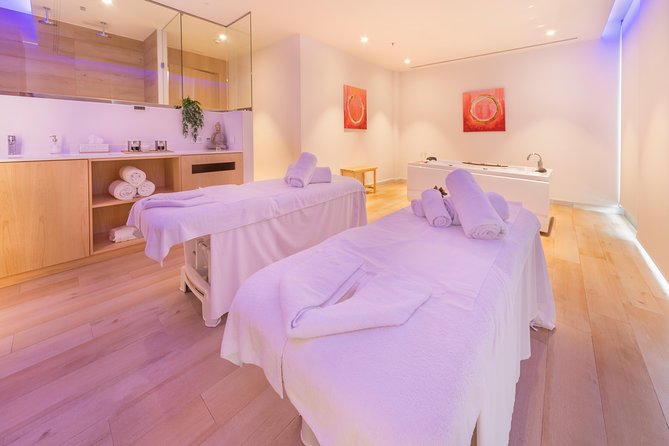 Romantic couple massage + SPA entry and private jacuzzi with cava - The couples massage in a private room