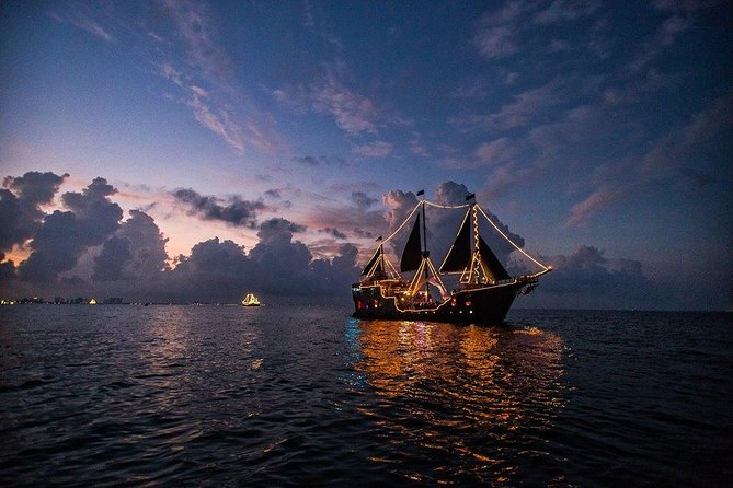 Romantic Dinner on a Spanish Galeon in Cancun - Choosing your three-course dinner