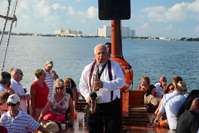 Romantic Dinner on a Spanish Galeon in Cancun - Drinks and the evening atmosphere