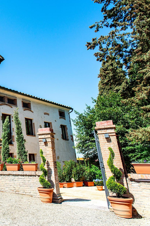 Romantic Escape in Tuscany with Overnight and Wine Tasting - What the wine and oil focus adds