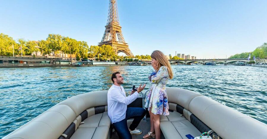 Romantic photo shooting on a private boat in Paris - Key points to know before booking