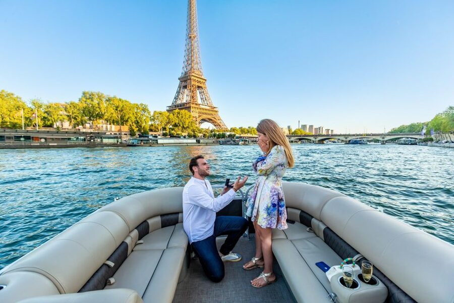 Romantic photo shooting on a private boat in Paris - Passing beneath Pont Alexandre III