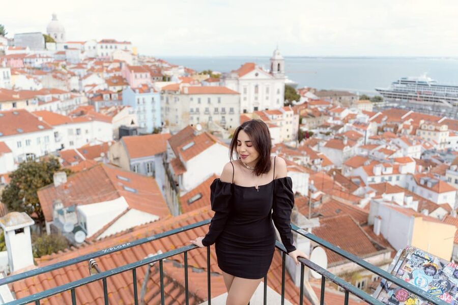 Romantic Photoshoot Experience for Couples in Lisbon - The photo stops inside Alfama