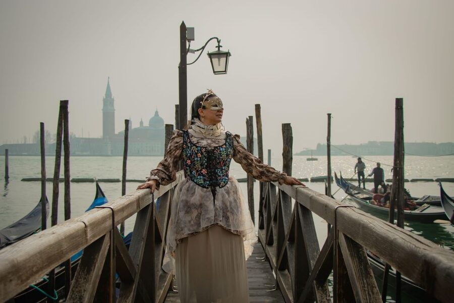 Romantic Photoshoot Experience for Couples in Venice - A Venice Carnival souvenir that feels personal