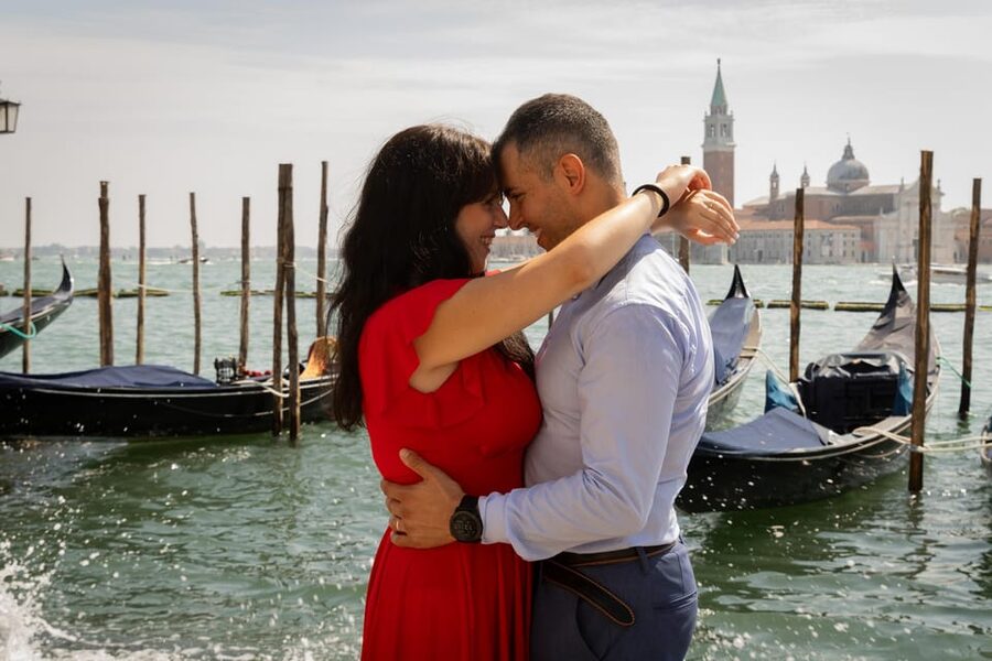 Romantic Photoshoot Experience for Couples in Venice - Piazza San Marco as your photo setting