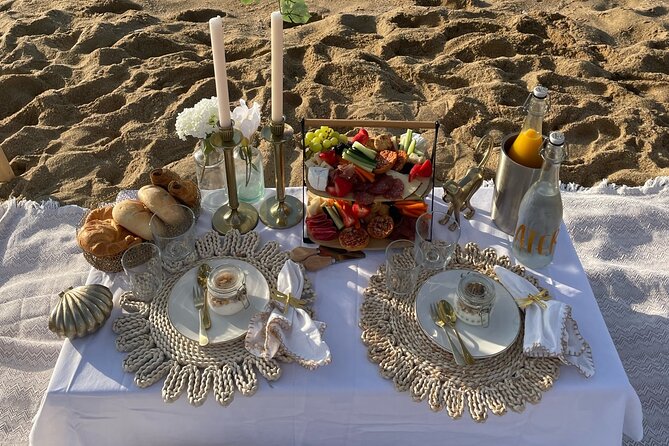 Romantic Picnic - Choosing between a sea view and a park setting