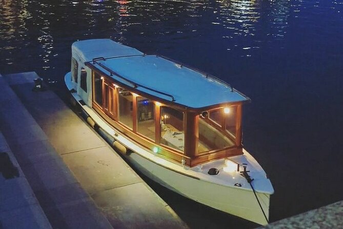 Romantic Private Boat Tour Amsterdam 90min incl welcome drink - Skinny Bridge after the lights come on