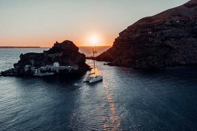 Romantic Sunset Catamaran Caldera Cruise incl. Meal & Drinks - Why this cruise works so well at sunset