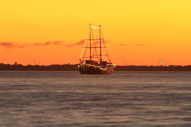 Romantic Sunset Dinner Cruise in Cancun with Open Bar - Who will get the most from this cruise