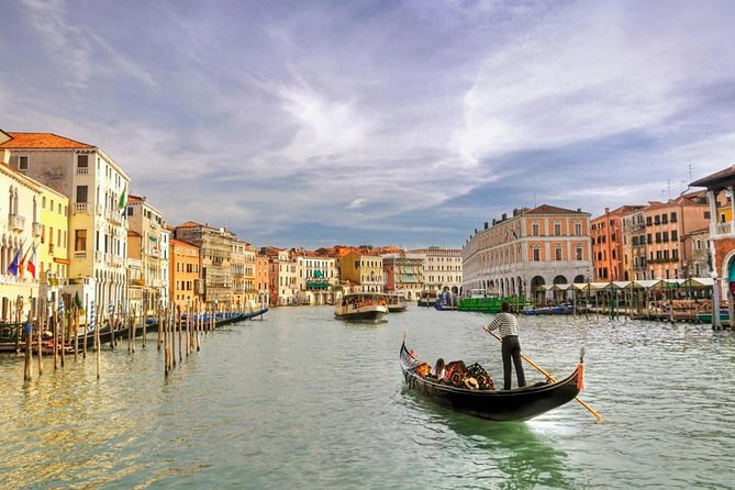 Romantic Venice: 30 Minute Gondola Ride with Serenade - The serenade: lovely when the sound reaches you