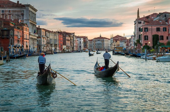 Romantic Venice: 30 Minute Gondola Ride with Serenade - Timing, delays, and the 30-minute promise