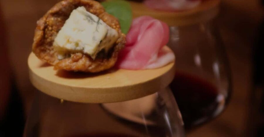 Romantic Wine Tasting Experience at Koccio Valletta - How the 90-minute tasting unfolds