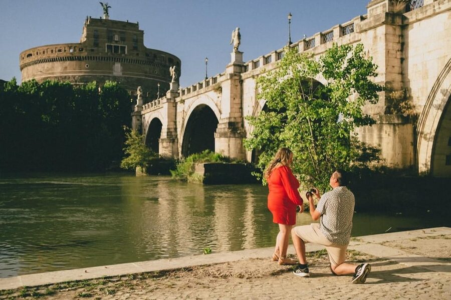 Rome: Personalized Private Couple Photoshoot Experience - How the photographer guides your poses