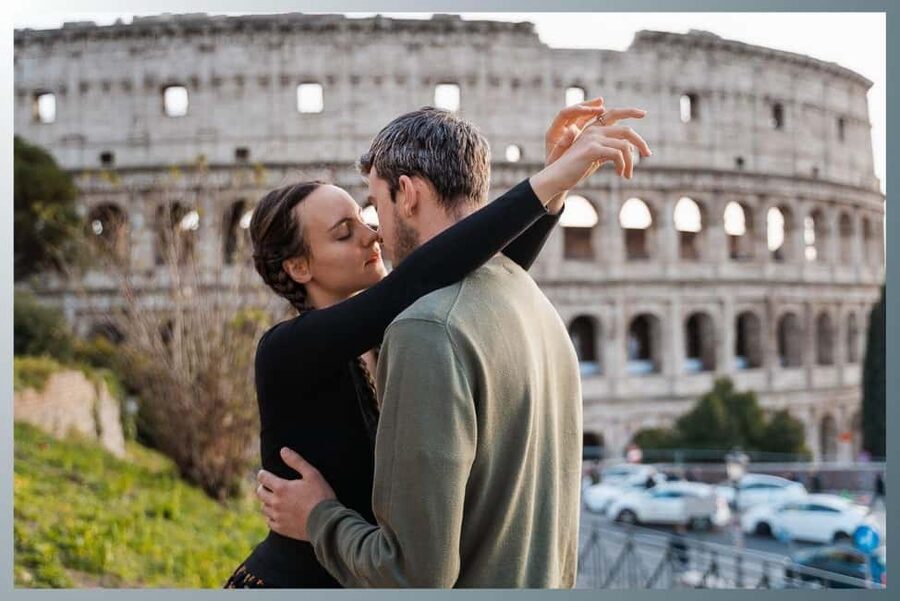 Rome: Romantic Couple Photoshoot Experience at the Colosseum - A Rome photo session built around the Colosseum