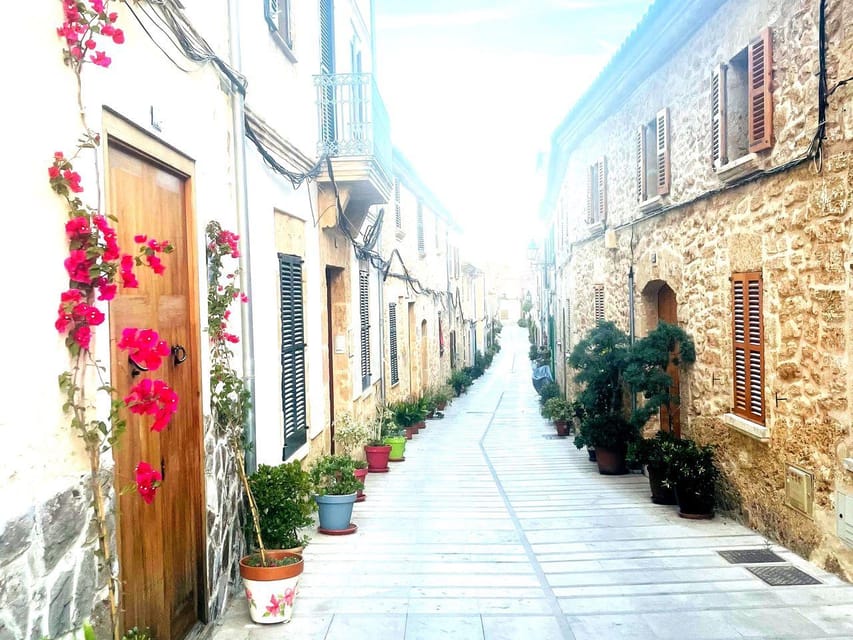 Santa Ponca: CoupleWalk, fun game and city walk for couples - Santa Ponça becomes your game board