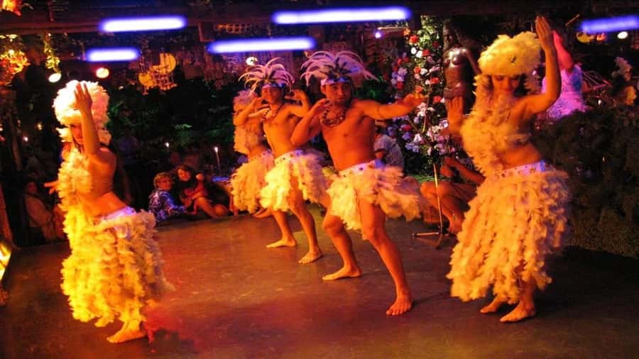 Santiago: Private Dinner & Chilean Folk Show with Transfers - Who will enjoy Bali Hai most