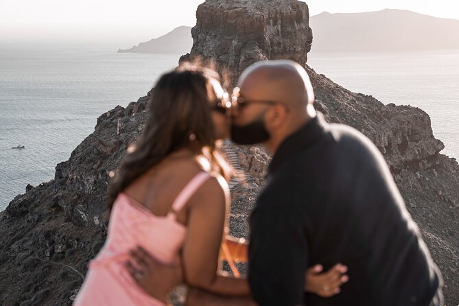Santorini: Customized Private Photoshoot Walk in Oia - Who should book this experience?