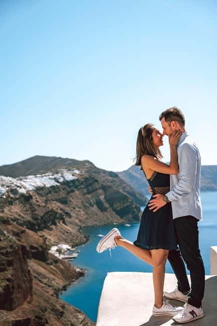 Santorini: Oia Private Couple Photoshoot with 35 Photos - Whitewashed lanes, blue domes, and sea views