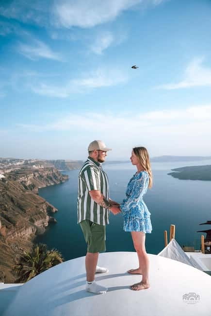 Santorini: Oia Private Couple Photoshoot with 35 Photos - A short walk with real variety