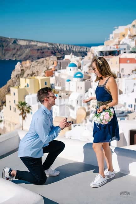 Santorini: Oia Private Couple Photoshoot with 35 Photos - Marios’ approach to posing