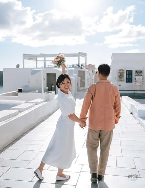 Santorini: Oia Private Couple Photoshoot with 35 Photos - What you receive after the session