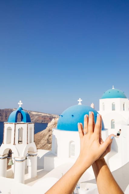 Santorini Proposal: A Luxury Photoshoot for Your Yes! Moment - The photography style: emotion before stiff poses